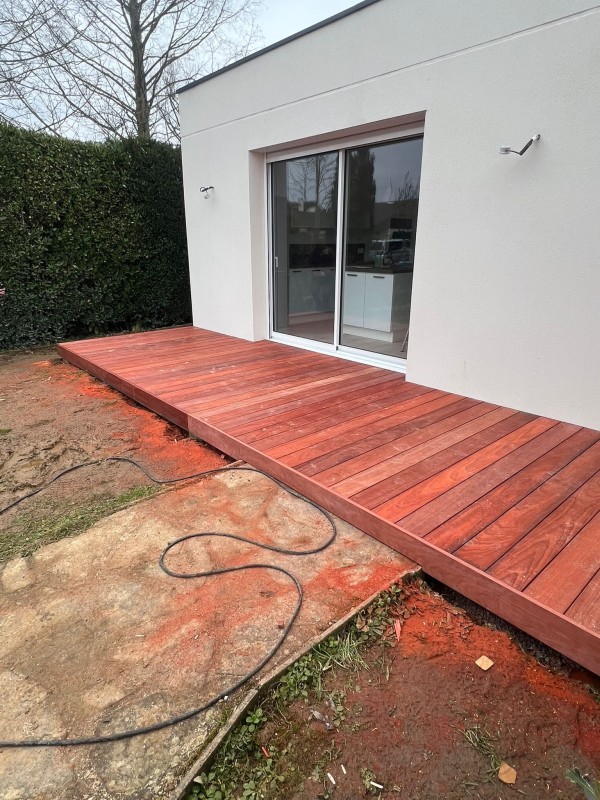Réalisation d'une terrasse en bois exotique (padouk) par nos artisans à Rouen 76