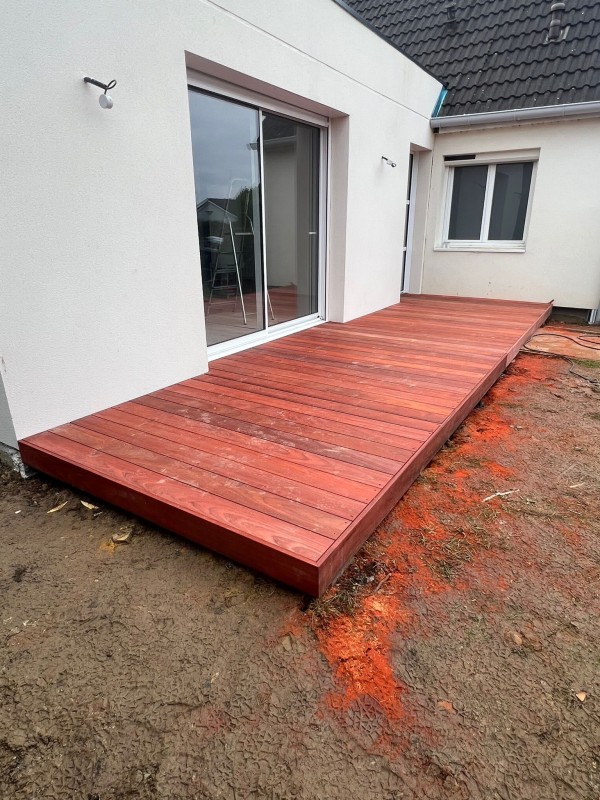 Réalisation d'une terrasse en bois exotique (padouk) par nos artisans à Rouen 76
