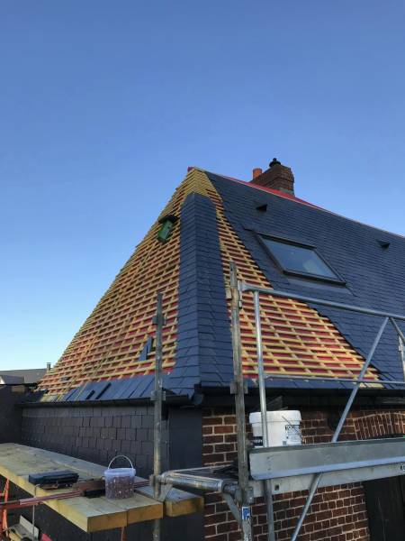 Artisan couvreur pour la réfection d'une toiture ardoise à Duclair 76
