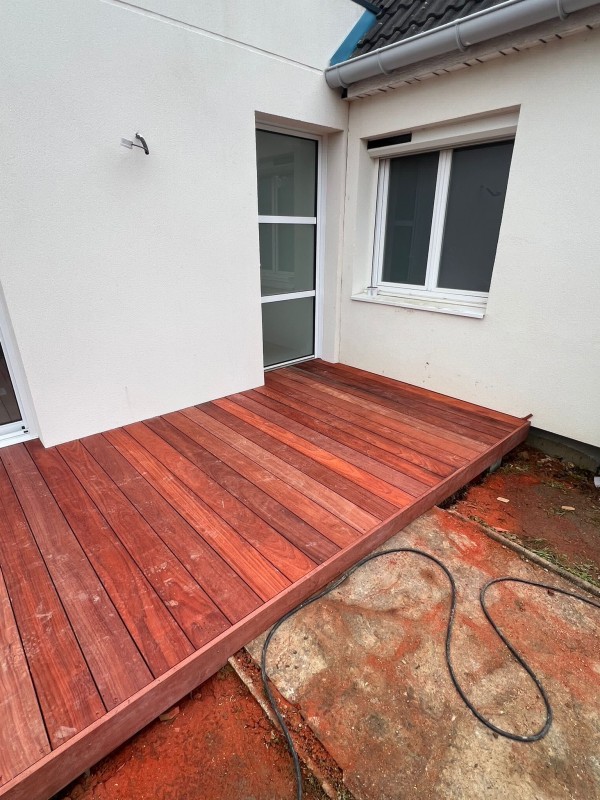 Réalisation d'une terrasse en bois exotique (padouk) par nos artisans à Rouen 76
